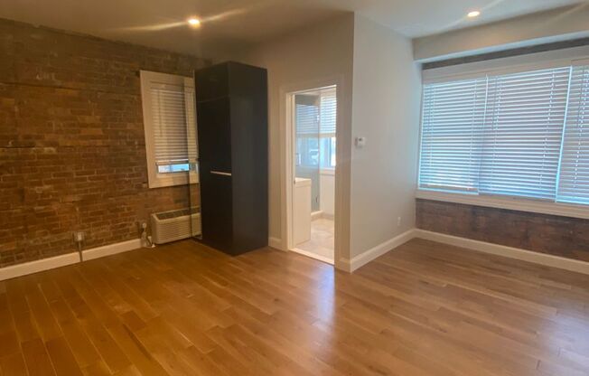 Studio, 1 bath, 340 sqft, $1,095, Unit 2-3