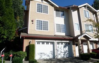 AMAZING  3-Bedroom Townhome w/HUGE 3-Car Attached Garage in West Hill (Near Federal Way/Kent/Des Moines)!!