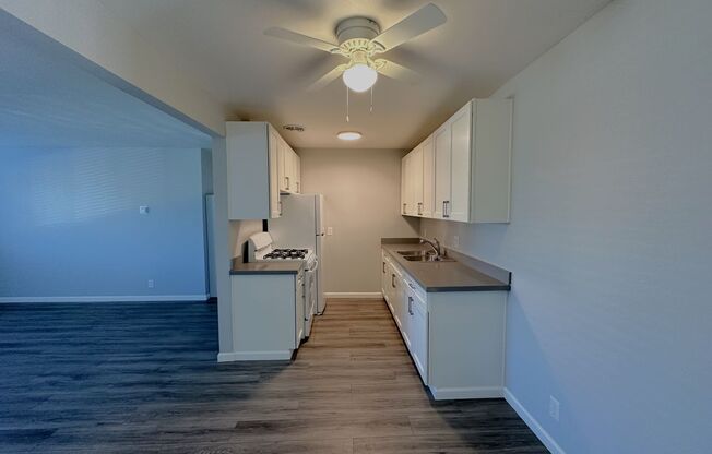 2 beds, 1 bath, 900 sqft, $1,395, Unit HOLI-10