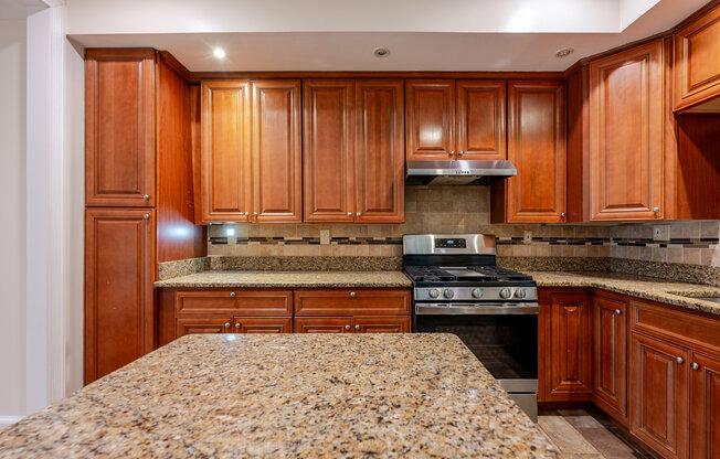 639 11 ST NE
