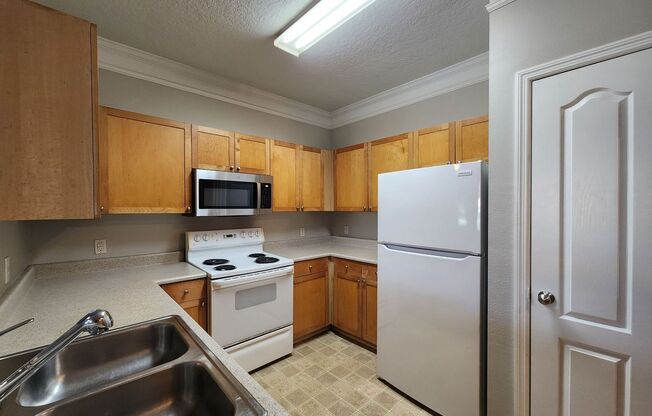 BEAUTIFUL LAKE VIEW 2 bedroom apartment close to Disney!
