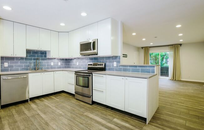 Discover this well-appointed 2-bedroom, 2-bath condo in Lake Forest