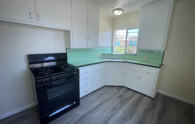$1875 June 1 Br Rent Special Where Convenience Meets Glendale  Charm: Near Americana & Galleria