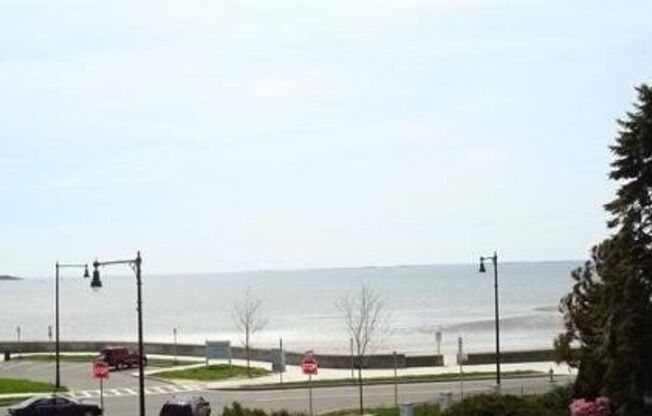 Life is better by the beach! Beach side townhouse 3bed 2.5 bath 1 garage,  master suite with private bath and kitchen.