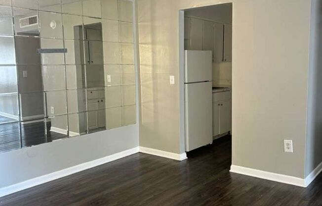 2 beds, 1 bath, $1,000, Unit 20