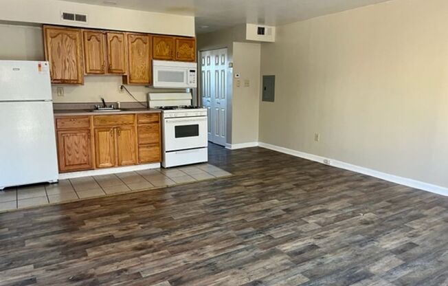 1 bed, 1 bath, $700, Unit #14