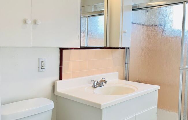 2 beds, 1 bath, $2,595, Unit 1954 1/2 Oliver Avenue