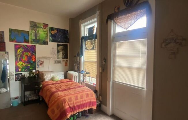 2 beds, 1 bath, $1,500, Unit 15-1