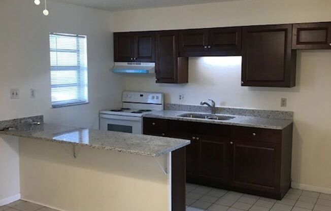 1/1 Efficiency apartment w/ LAKE VIEW and WATER/ELECTRIC INCLUDED! Furnishings available!