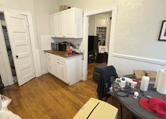 2 beds, 1 bath, $2,550, Unit 2