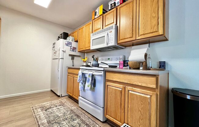 Fantastic 3 Bed 2.5 Bath Townhome in Waterglen Neighborhood!