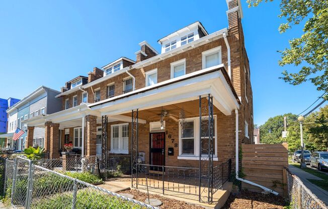 1 Month Off! Available Now!  // 3bedroom 2.5 bathroom Condo// Trinidad//Private Parking Included