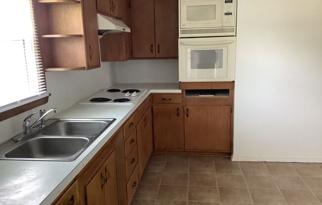 2 beds, 1 bath, 816 sqft, $650