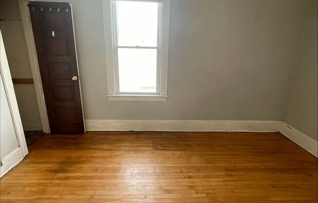 *30 Days of FREE RENT With SIGNED LEASE* 2 bed/1 bath off Brady St!