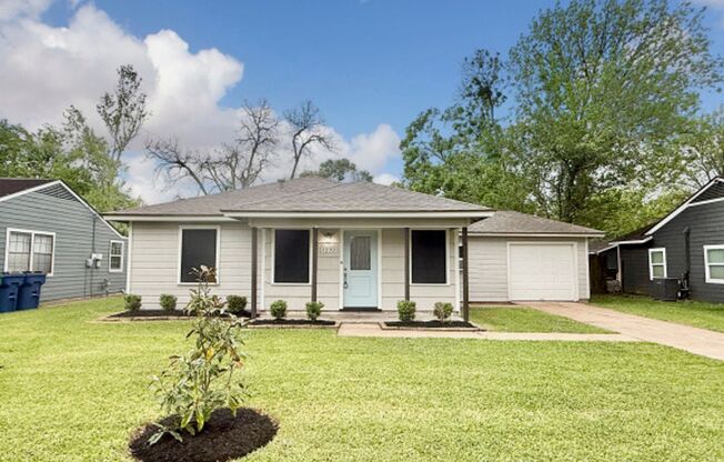 Beautiful 2/1/1 w/ study in Angleton!! Very Cute Home !