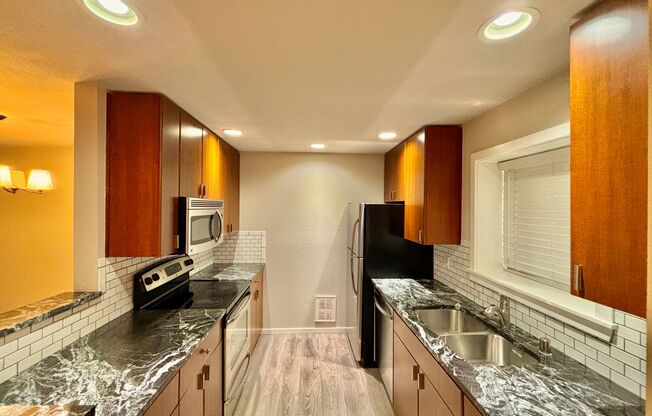 Beautiful Modern Condo in Mill Creek