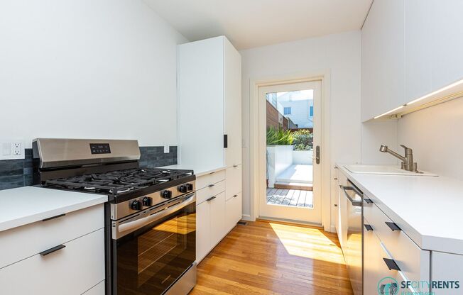 Golden Gate Heights: Remodeled Single Family Home w/ Roof Deck