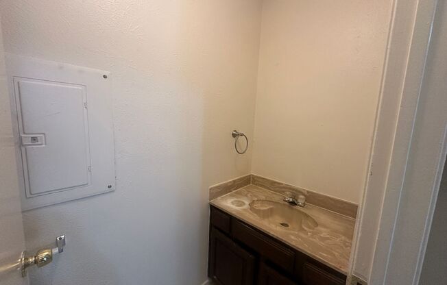 3 beds, 1 bath, $1,500, Unit UNIT 4