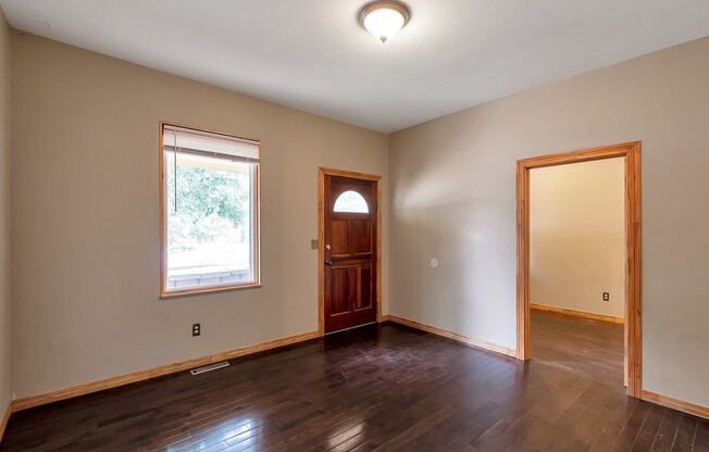 2 Bed 2 Bath Home in Denver! Great Location! Available NOW!!