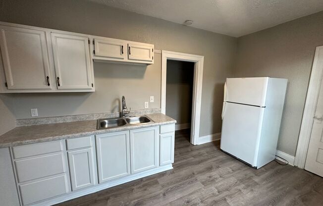 Beautiful Spacious 2 Bedroom Apt. Upstairs Unit in Duplex