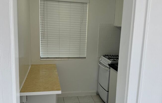 Studio, 1 bath, 300 sqft, $1,225, Unit 10