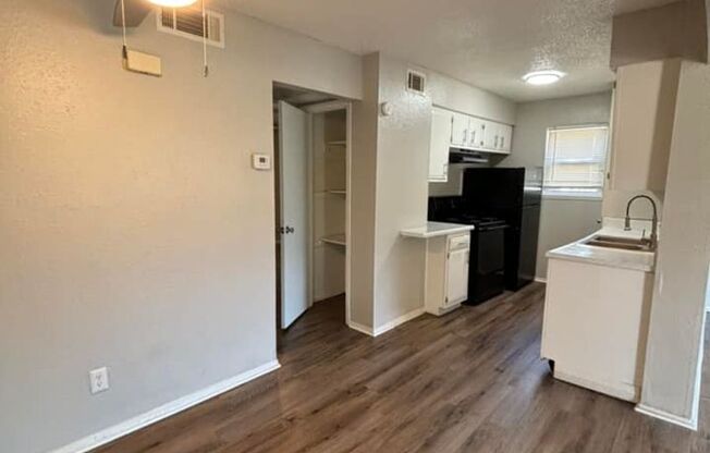1 bed, 1 bath, 700 sqft, $700