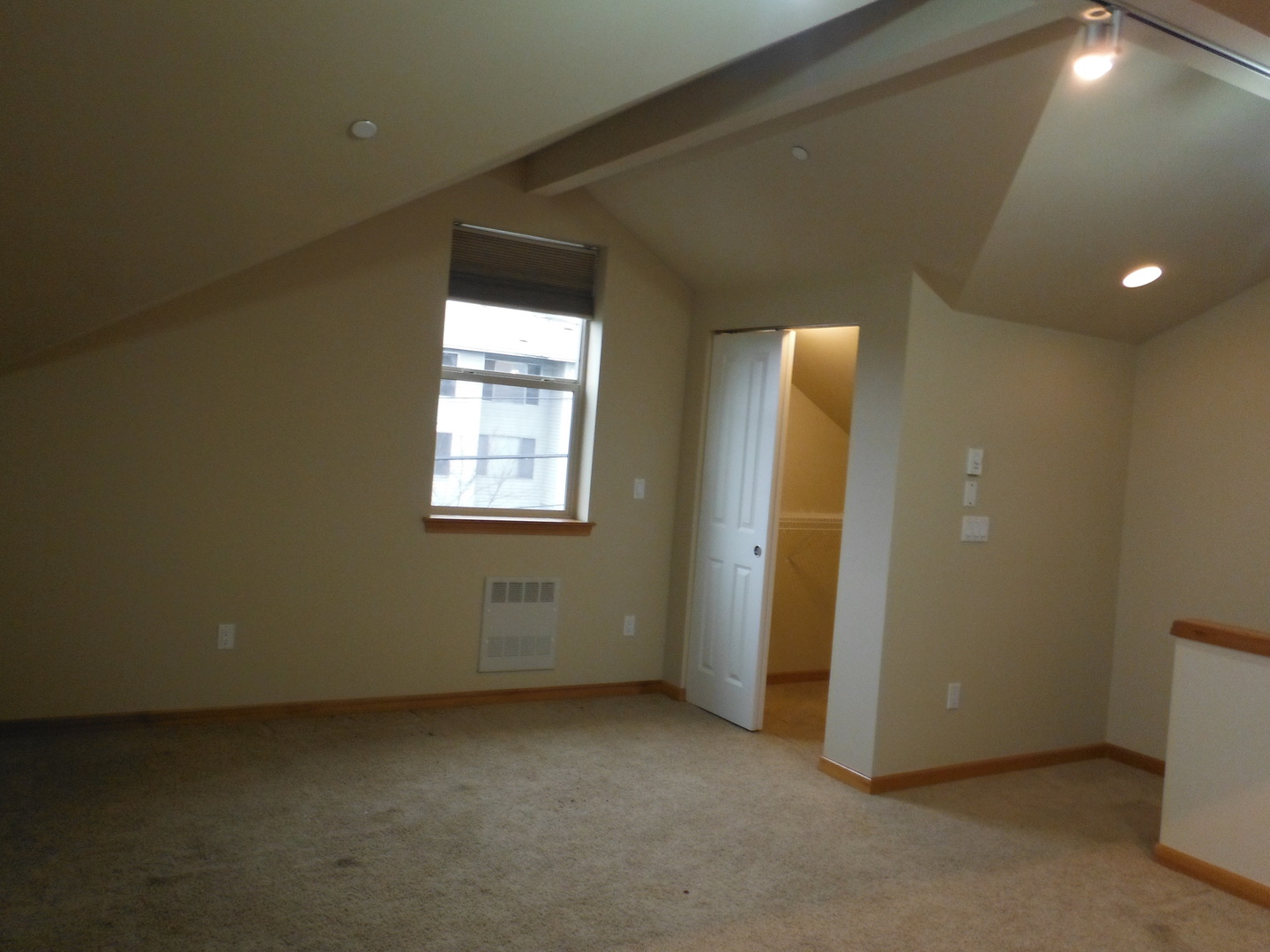 3 beds, 2.5 baths, $3,300