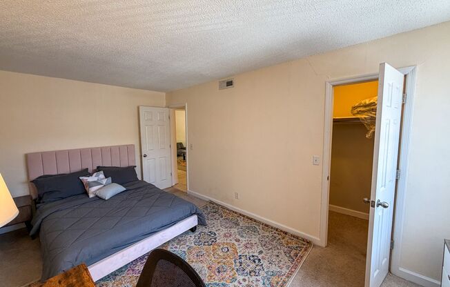 2 beds, 1 bath, $1,200, Unit Unit J-22