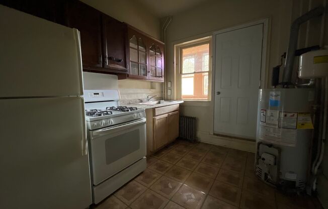 2 beds, 1 bath, $950, Unit 268 E Walnut - Unit 2