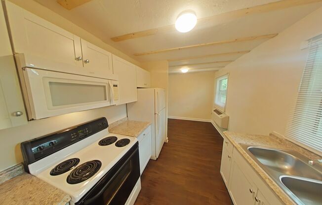 Beautifully Renovated 2/1 - Convenient Location