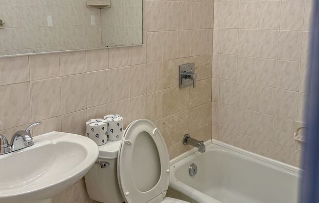 2 beds, 1 bath, $1,650, Unit 93 Fowler St #2R