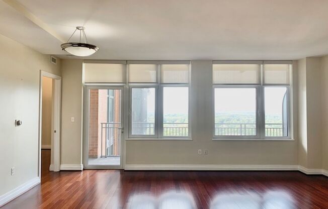 Beautiful 1 BR plus den 2 BA luxury condo on 17th floor. Walk to Metro and all amenities