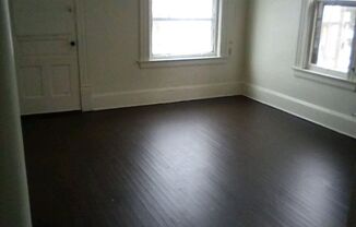 3 beds, 1 bath, 900 sqft, $875, Unit Upper