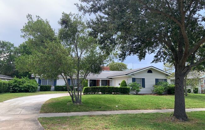 Beautiful Fully Remodeled 3 Bedroom, 2 Bath Home in Winter Park!!