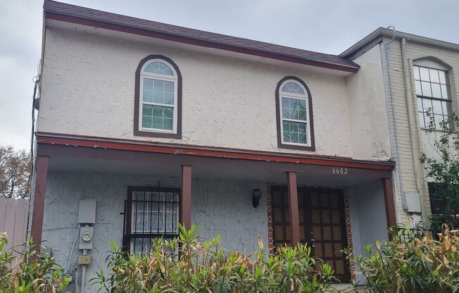 Spacious 2 BR/2.5 bath townhome near the Medical Center w/a fenced in yard!