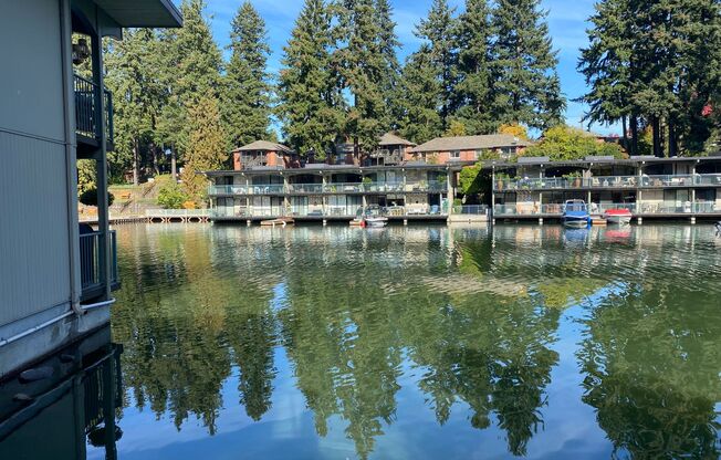 FULLY FURNISHED SHORT TERM RENTAL 1 Bedroom Lake Oswego Condo! Water/Sewer/Garbage Included!!