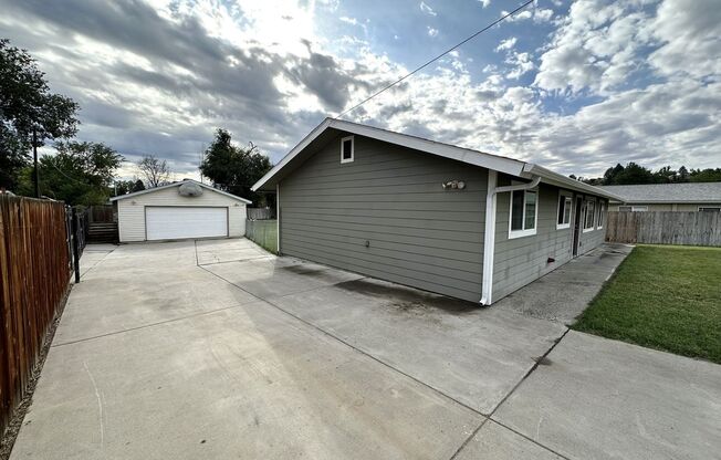 Charming 3-Bedroom, 2-Bathroom West Richland Home!