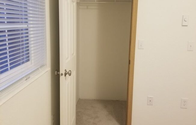 2 beds, 1 bath, 750 sqft, $1,375, Unit Bluff-7