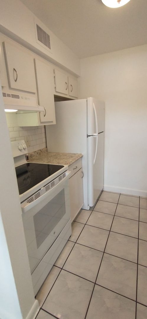 2 beds, 1 bath, $2,050