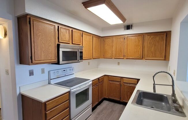 3-bed 2-bath townhouse with a breathtaking Delta view!