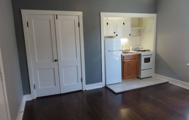 Studio, 1 bath, 400 sqft, $645, Unit #12