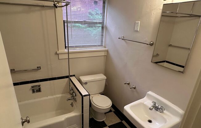 Studio, 1 bath, 352 sqft, $995, Unit 6