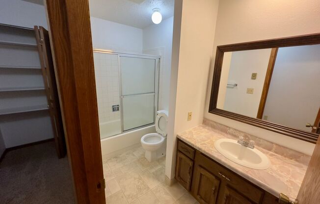 2 beds, 1 bath, 925 sqft, $750, Unit 3