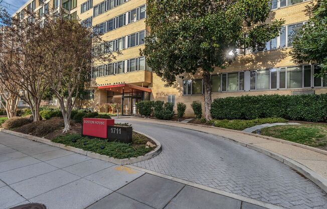 Sun-Filled, Top Floor L Shaped Studio In Much Sought After Boston House