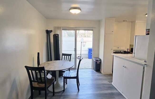 1132 S. HOLT AVE.
