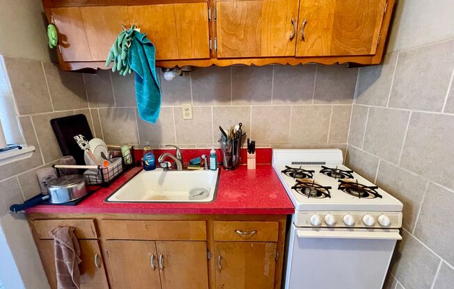 2 beds, 1 bath, $1,045, Unit 17