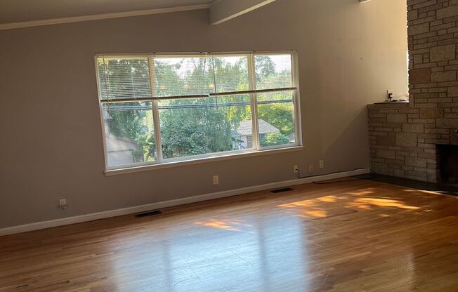 Large upper duplex in Shoreline for Rent!