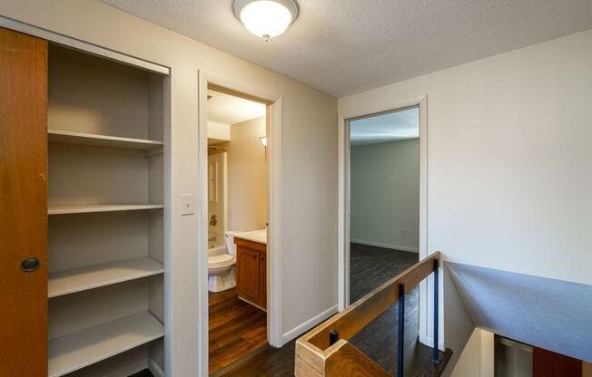 2 beds, 1.5 baths, $1,400, Unit 411 E Buttles Ave Apt. J