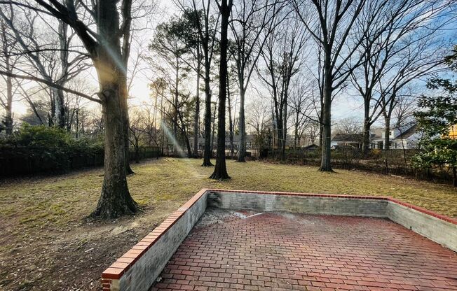 Charming East Memphis home, 3BR/2ba, 1600 sq ft! One dog ok w fees! Fully fenced in back yard.