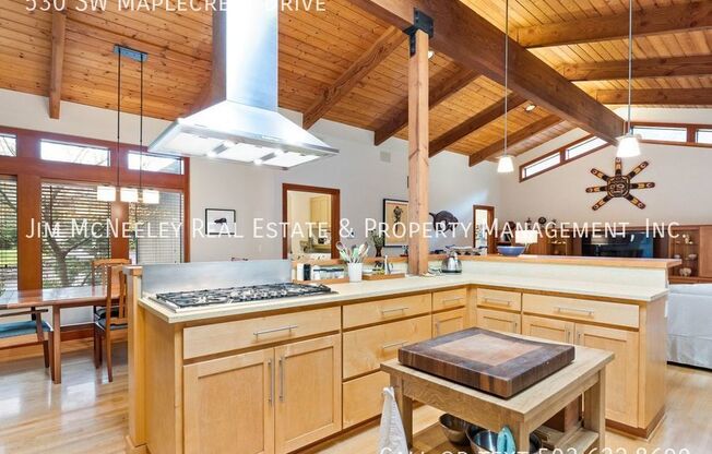 530 SW MAPLECREST DR
